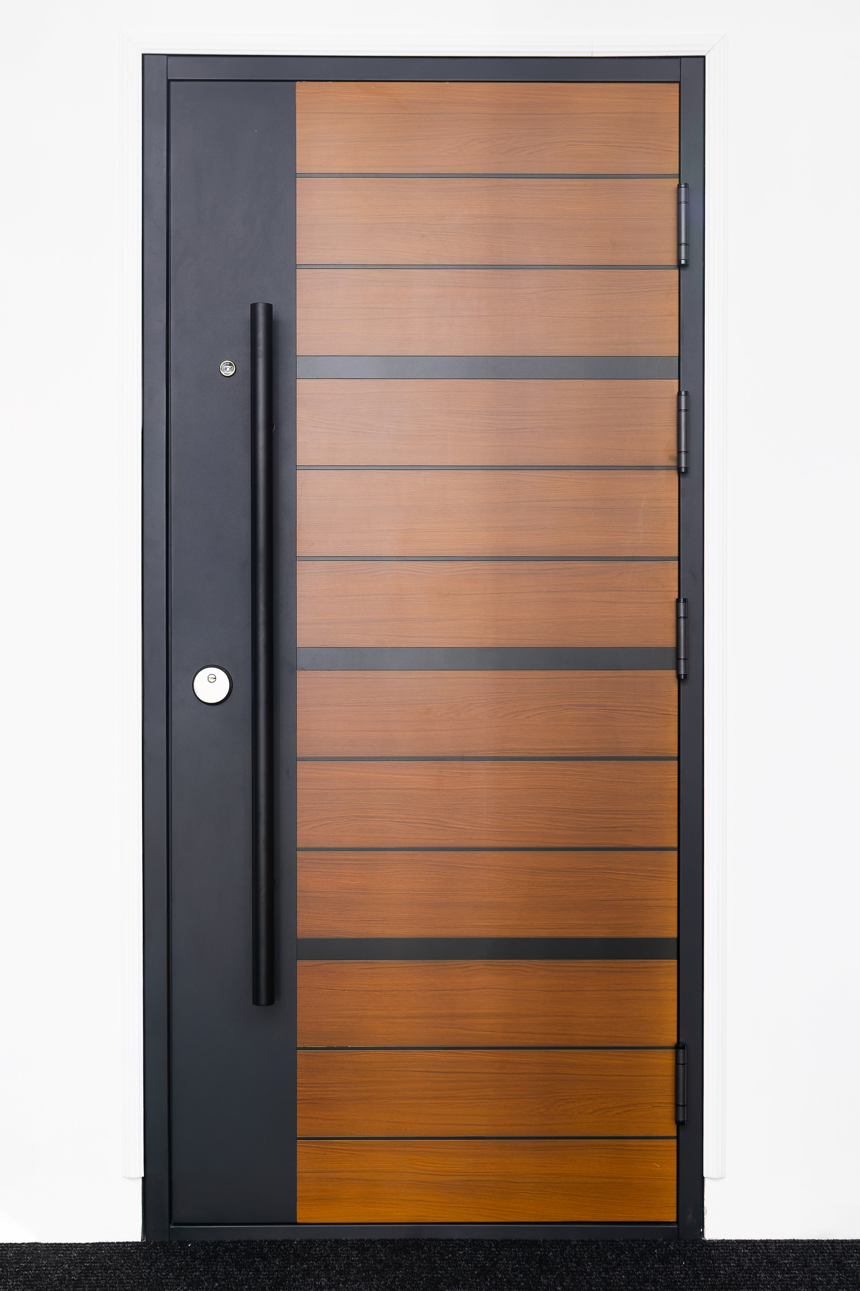 Hőszigetelt biztonsági bejárati ajtó IronDOOR24 98×208 cm - Prémium kivitel: 100mm-es profil, rejtett zsanérral