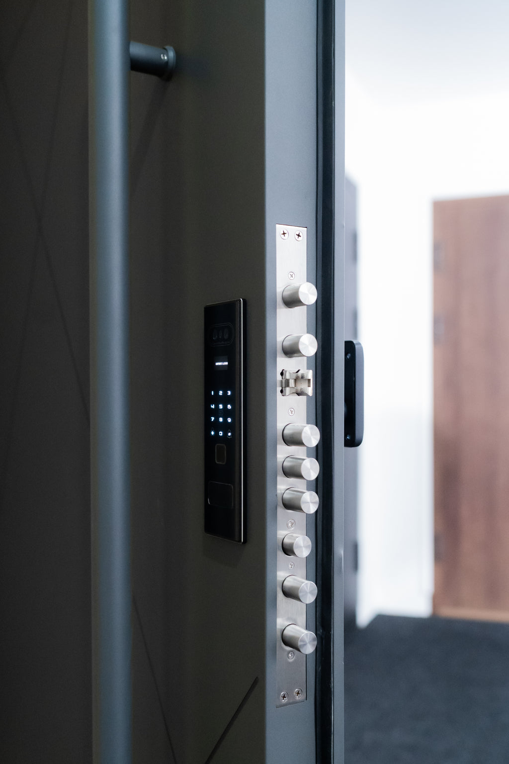 Hőszigetelt biztonsági bejárati ajtó IronDOOR02 98×208 cm - Prémium kivitel: 100mm-es profil, rejtett zsanérral