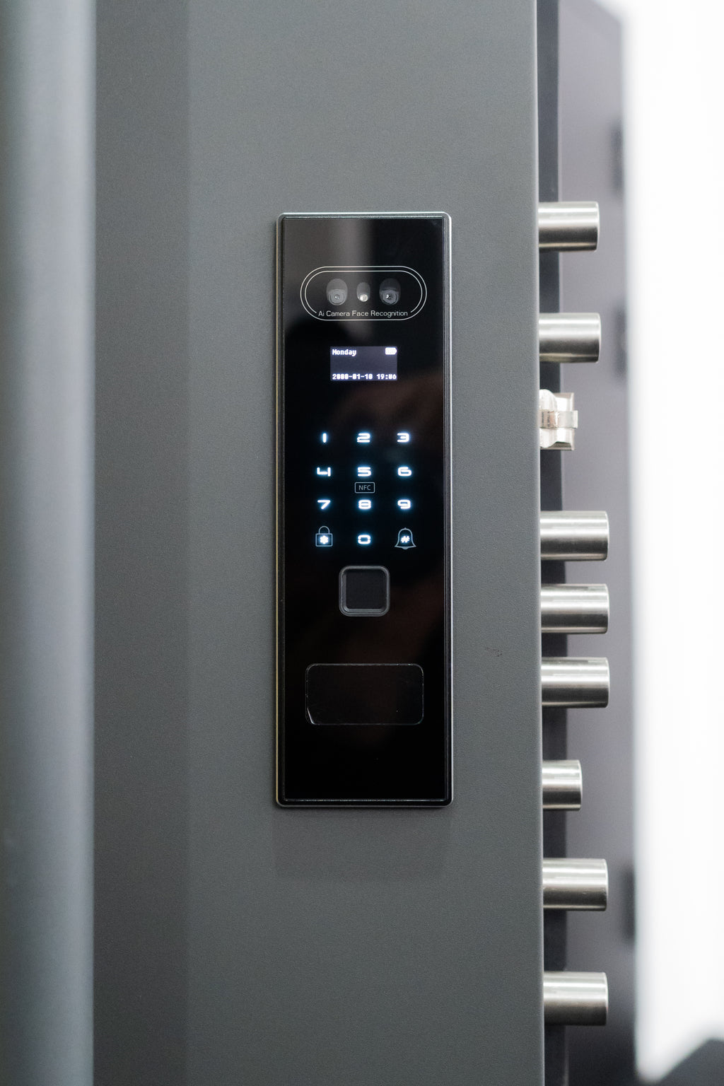 Hőszigetelt biztonsági bejárati ajtó IronDOOR02 98×208 cm - Prémium kivitel: 100mm-es profil, rejtett zsanérral