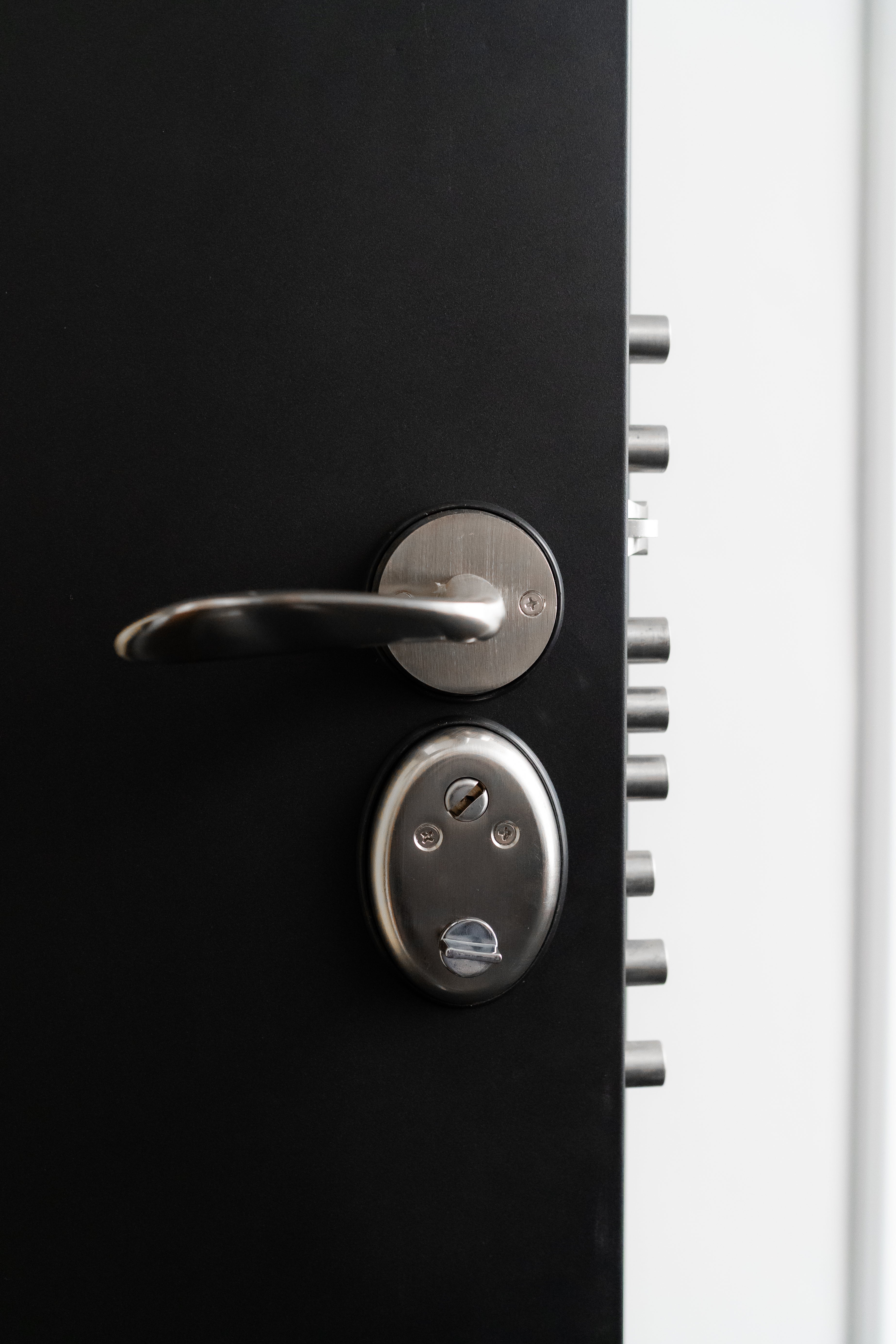 Hőszigetelt biztonsági bejárati ajtó IronDOOR24 98×208 cm - Prémium kivitel: 100mm-es profil, rejtett zsanérral
