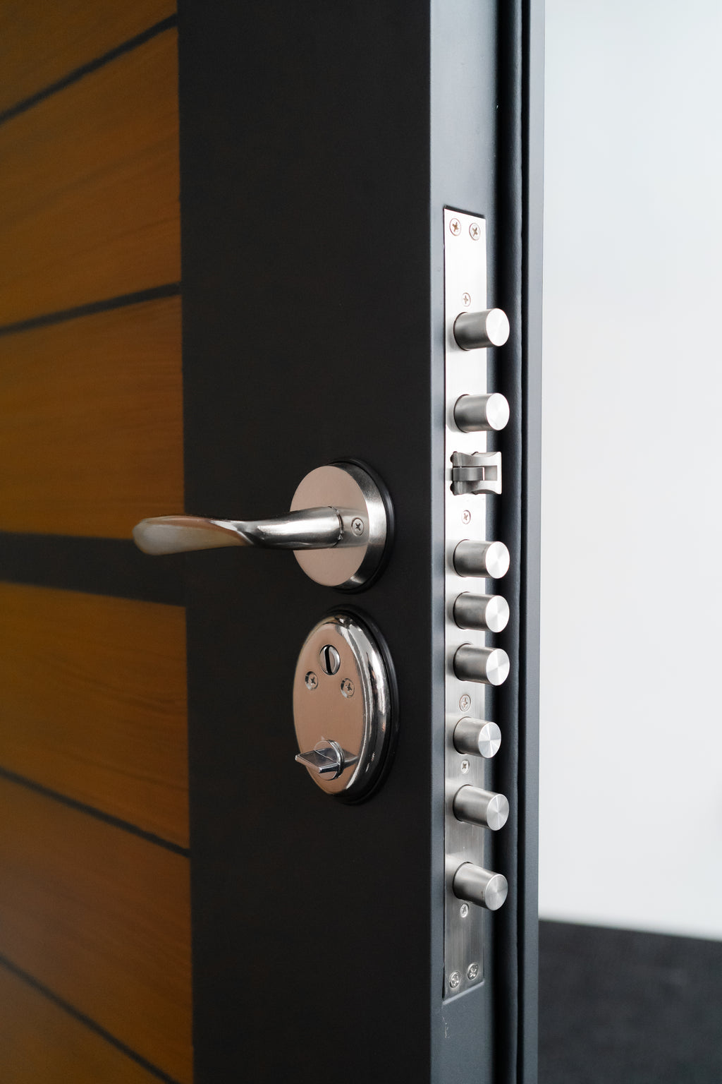 Hőszigetelt biztonsági bejárati ajtó IronDOOR24 98×208 cm - Prémium kivitel: 100mm-es profil, rejtett zsanérral