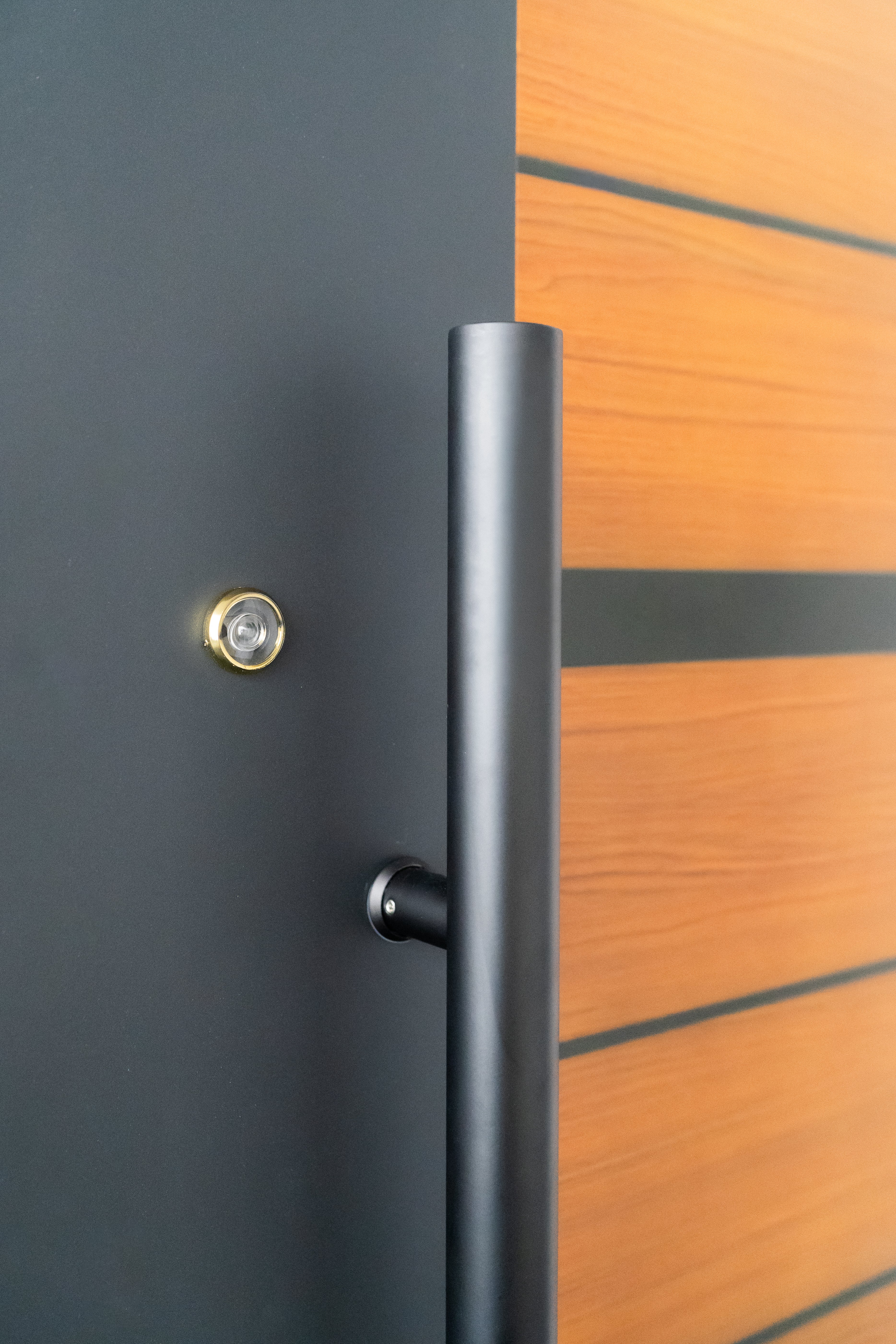 Hőszigetelt biztonsági bejárati ajtó IronDOOR24 98×208 cm - Prémium kivitel: 100mm-es profil, rejtett zsanérral