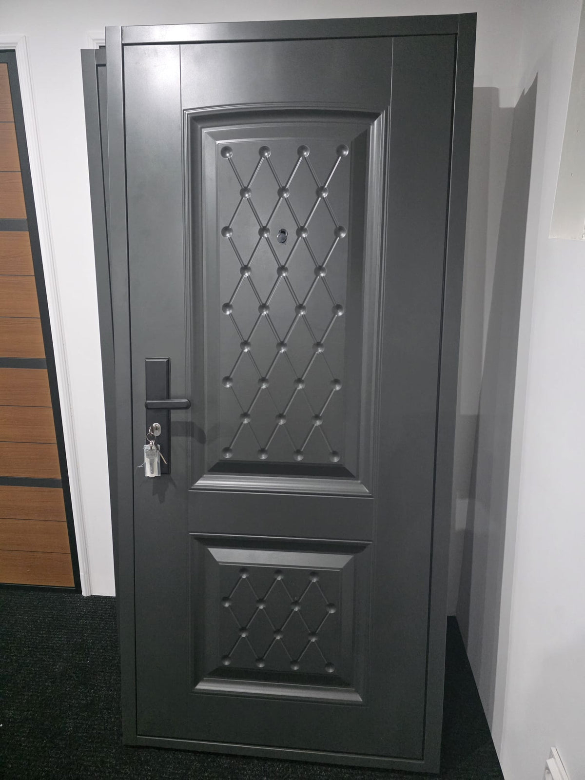 SZÉPSÉGHIBÁS - Hőszigetelt biztonsági lépcsőházi bejárati ajtó IronDOOR34 98x208 cm